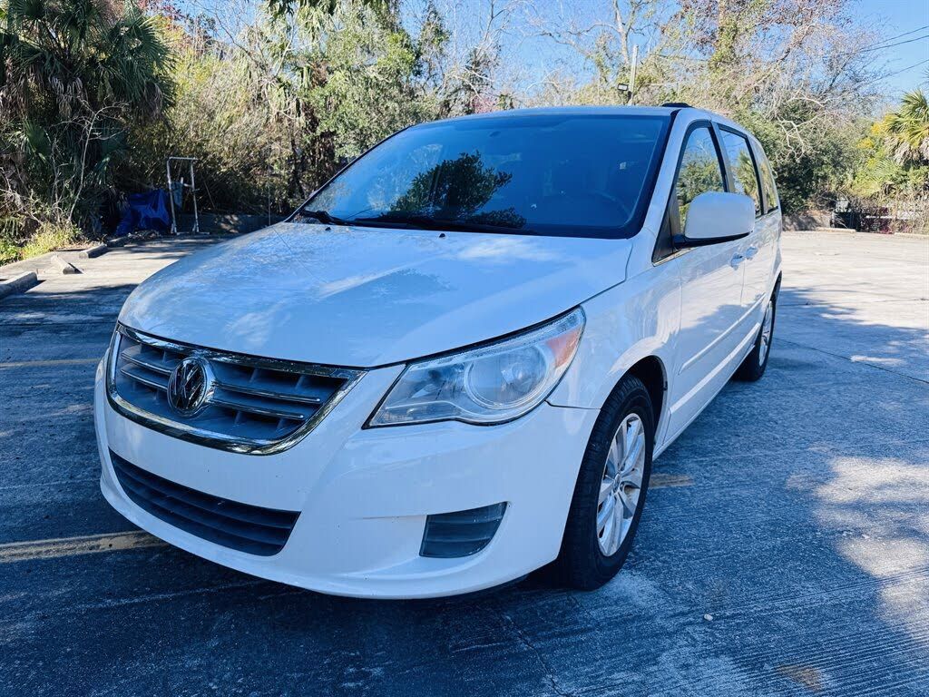 2011 Volkswagen Routan Se