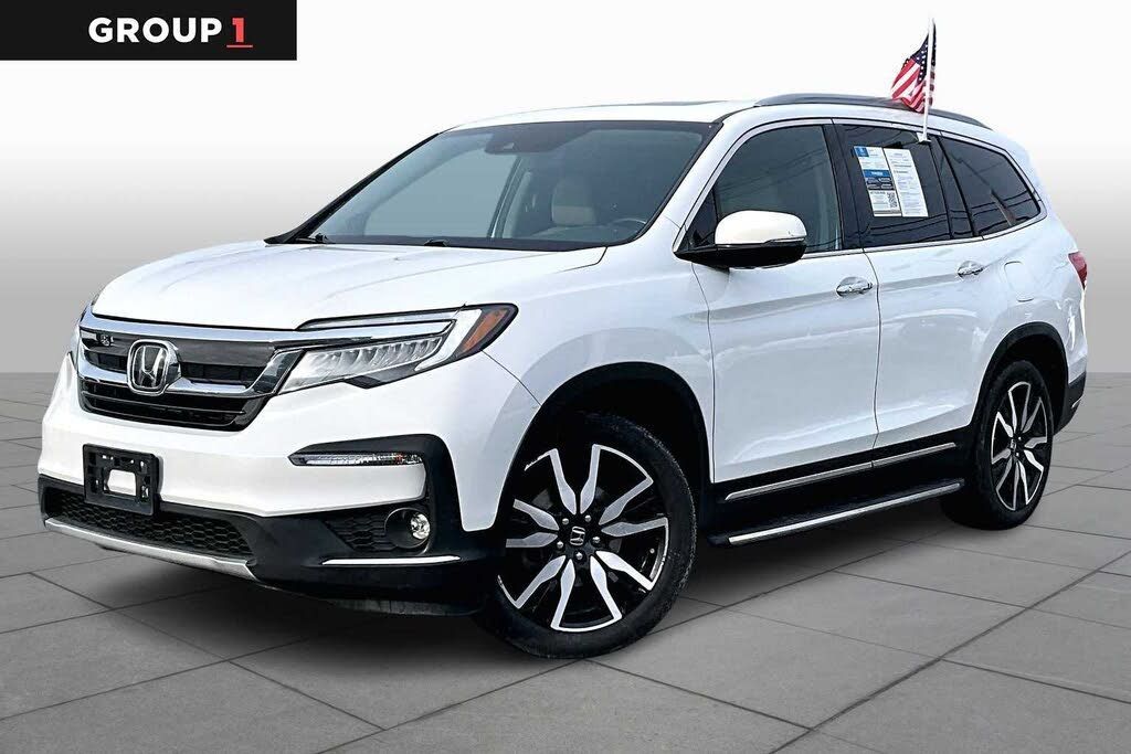 2022 Honda Pilot Touring awd with rear captains chairs