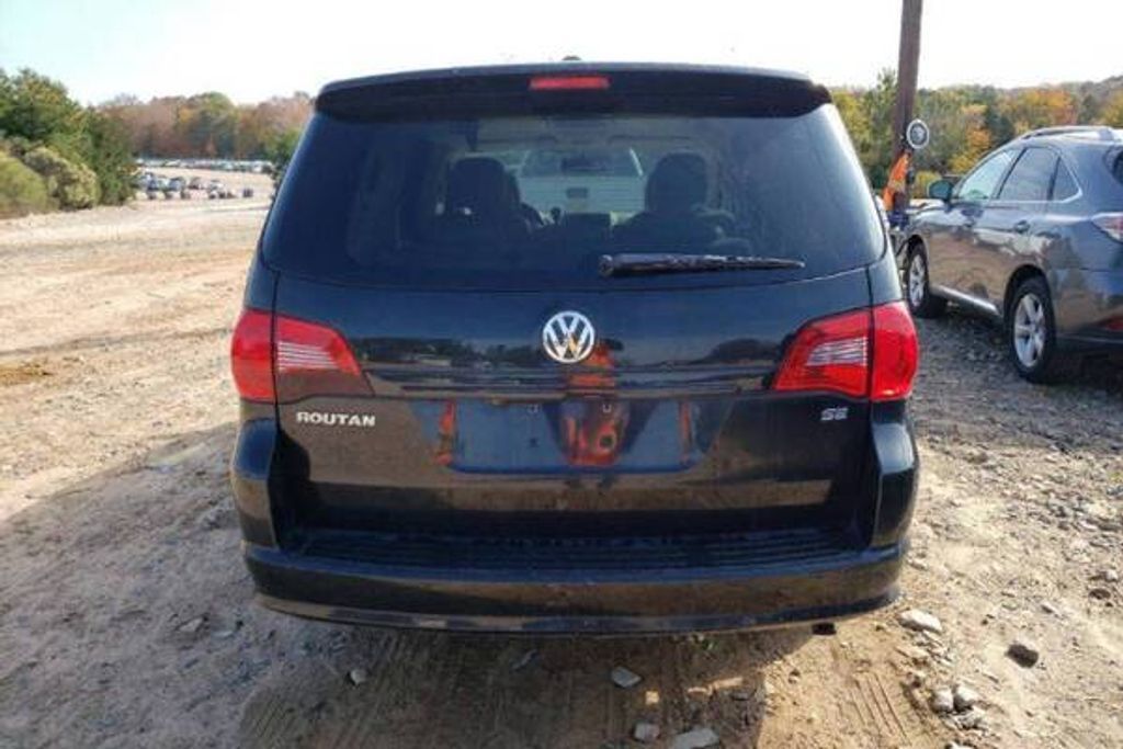 2010 Volkswagen Routan Se